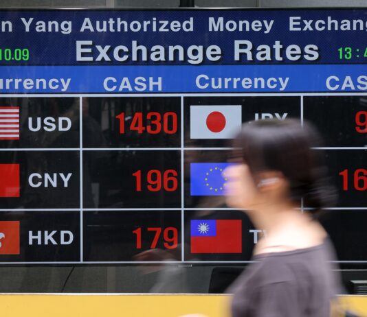 긴 연휴에 원·달러 환율 1420원대로 급등…5월 이후 최고치