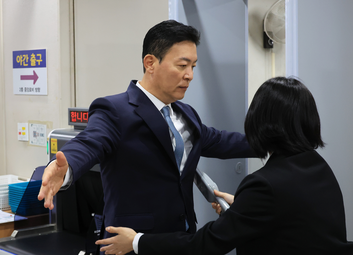 김성훈 전 대통령 경호처 차장이 31일 서울 서초구 서울중앙지법에서 열린 윤석열 전 대통령의 특수공무 집행방해 등 혐의 재판에 증인으로 출석하고 있다. 연합뉴스