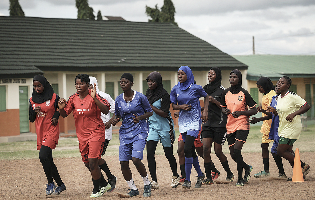나이지리아 중북부 꾸와라 일로린에서 열린 여자축구 대회를 앞두고 모델 퀸스 풋볼 아카데미 선수들이 훈련하고 있다. 로이터