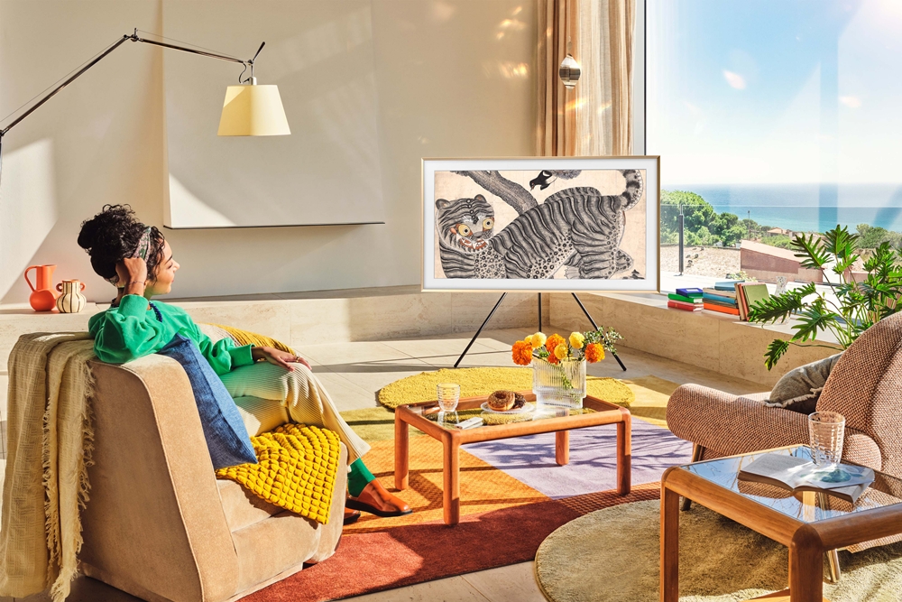 삼성전자 삼성 아트 스토어를 통해 이건희 컬렉션의 호랑이와 까치를 감상할 수 있다.