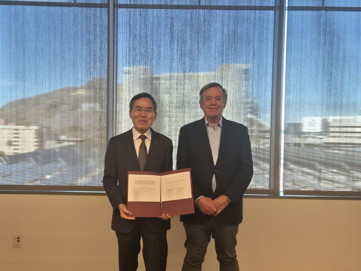 유길상 총장(왼쪽)과 마이클 크로우 애리조나주립대 총장