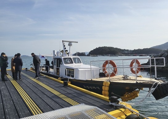 경남 고성 자란도에 선박 운행하는 모습