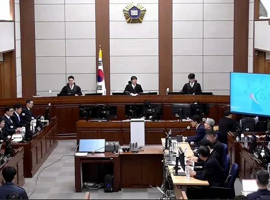 윤석열 구형 연기에…민주 “침대 재판 시전한 재판부 강력한 유감”