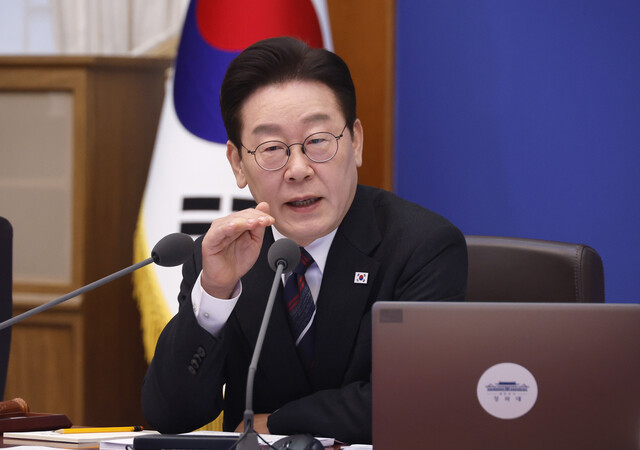 이재명 대통령이 지난 24일 청와대에서 열린 제6회 국무회의에서 발언을 하고 있다. 청와대사진기자단