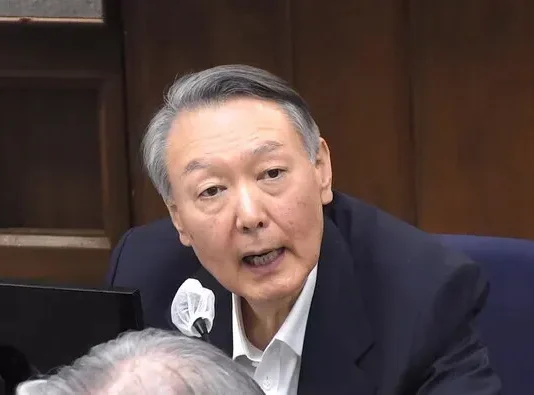 윤석열 단죄 앞 지지자들 “내란 아냐”…명칭 수정 ‘사이버 고지전’