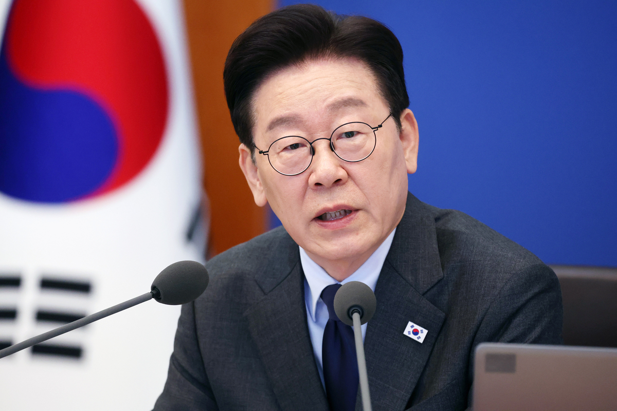 이재명 대통령이 지난달 24일 오전 청와대에서 열린 11회 국무회의에 참석해 발언하고 있다. 청와대사진기자단