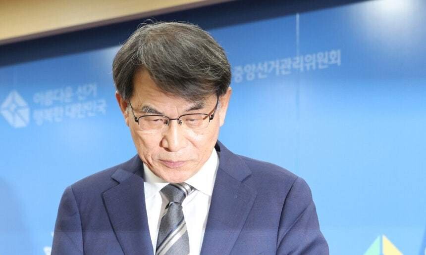 노태악 중앙선거관리위원장이 지난 5일 경기도 과천시 중앙선거관리위원회에서 투표용지 부족 사태에 대한 대국민 사과를 마치고 나서고 있다. 최현수 기자 emd@hani.co.kr
