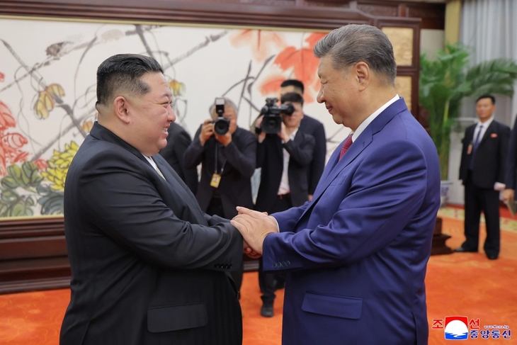 지난 2025년 9월 4일 중국을 방문한 김정은 북한 국무위원장이 시진핑 중국 국가주석과 양자회담을 하기 전 악수하고 있다. 연합뉴스
