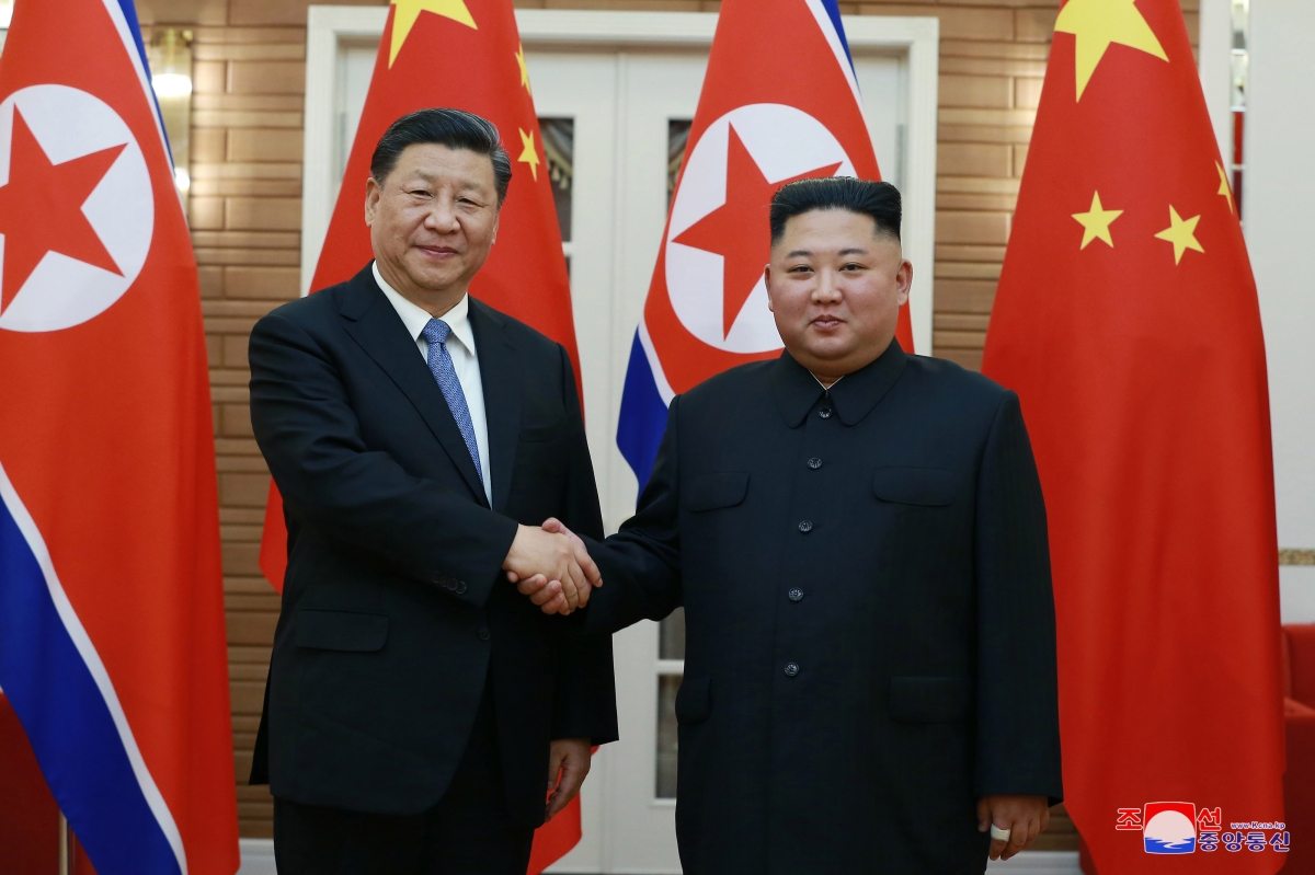 지난 2019년 6월 20일 평양을 방문한 시진핑 중국 국가주석이 북중정상회담에 앞서 김정은 북한 국무위원장과 악수하는 모습.