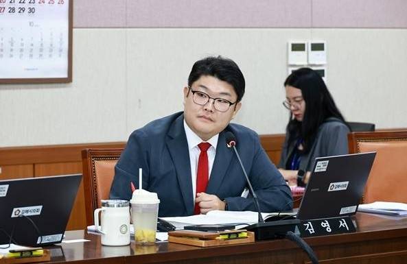 김영서(국민의힘, 내외동) 김해시의원이 지난 20일 열린 행정사무감사에서 김해인재양성재단 이사회 의결 과정의 심각한 자료 오류를 지적하고 있다. /김영서의원